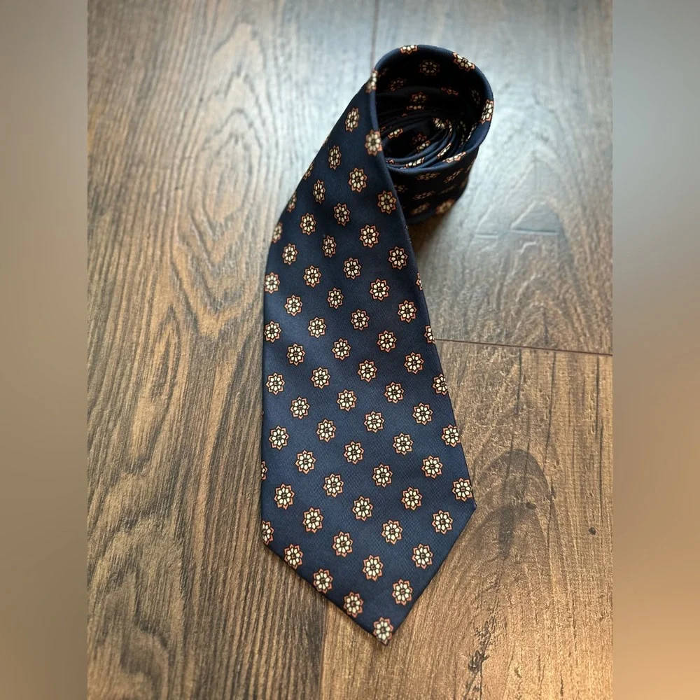 Vintage Gucci Wide Silk Tie 4.5” Navy Floral Medallion Made in Italy